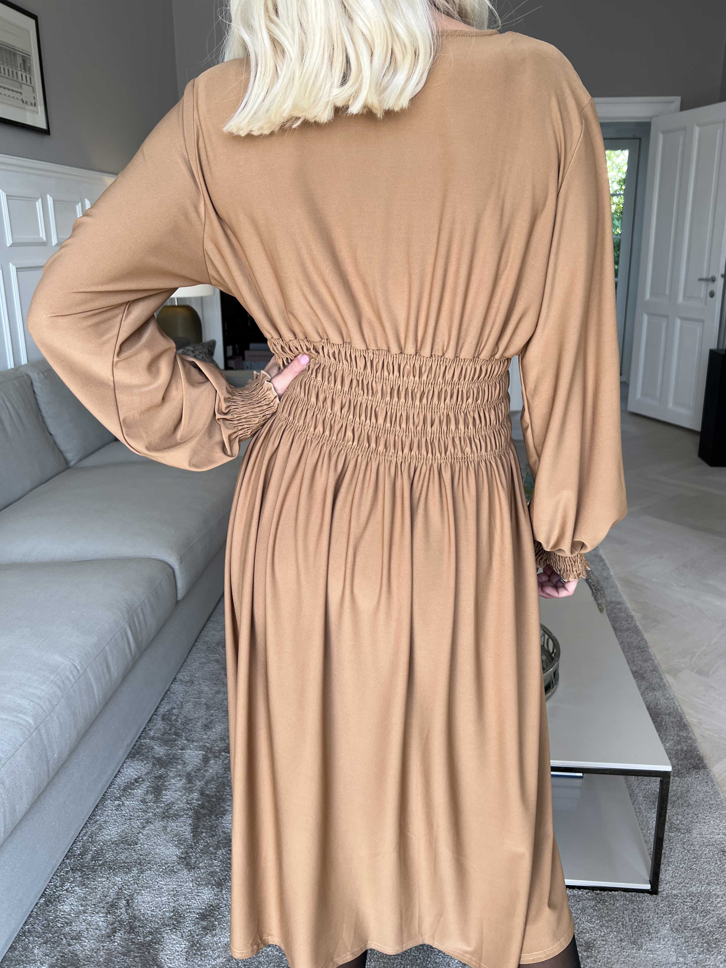 Pams Plain Midi L/S - Elastisk kjole med smock og lange ærmer